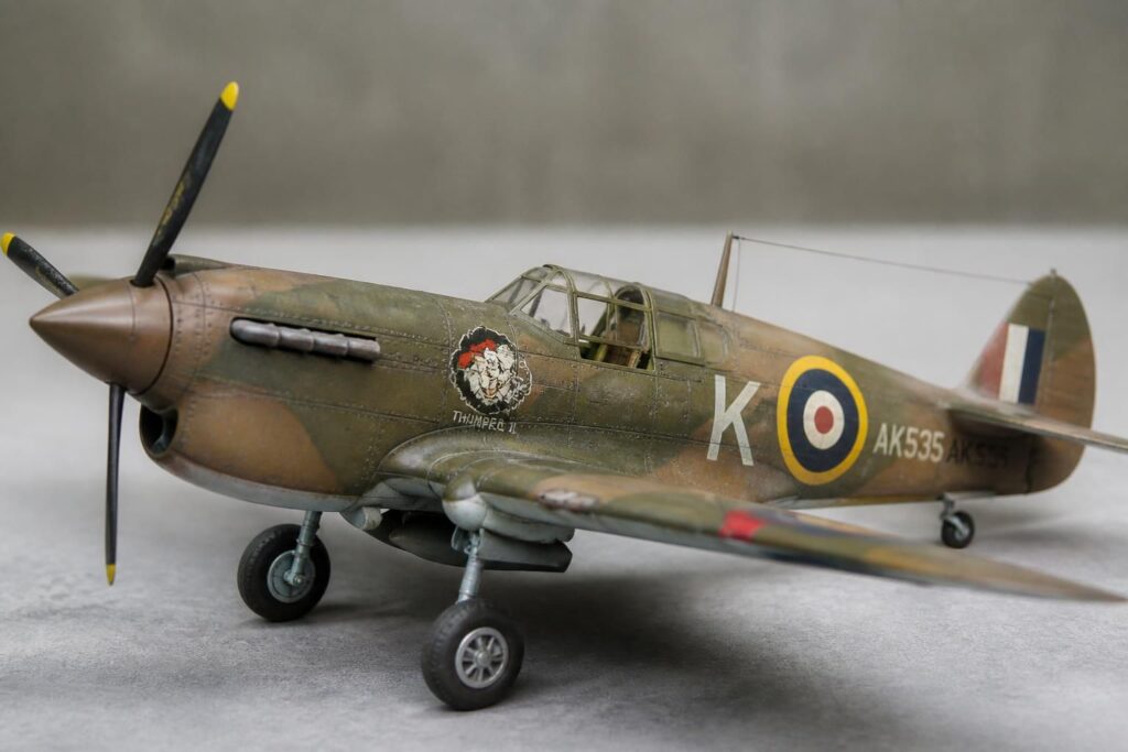 découvrez les détails du curtiss tomahawk mk ii et sa maquette airfix au 1/48. une présentation complète pour les passionnés de modélisme et d'aviation.
